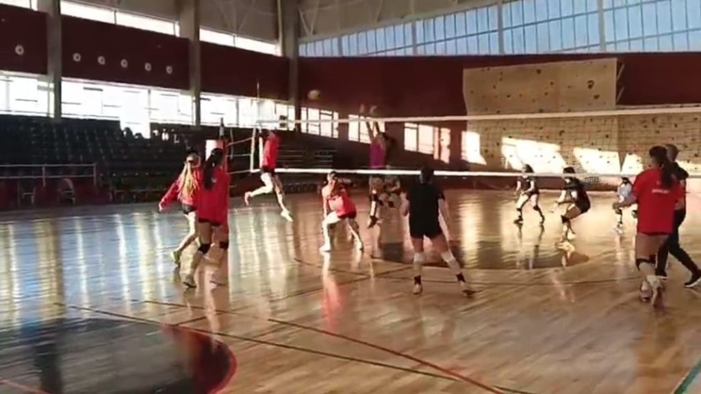 Liceo Hernando de Magallanes intensifica su preparación para el Regional Sub-17 de Vóleibol que se disputará en Porvenir.