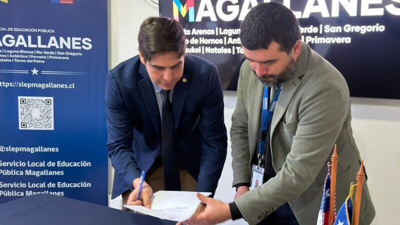 SERNAC Magallanes y SLEP firman convenio para fomentar educación e información a los estudiantes y docentes.