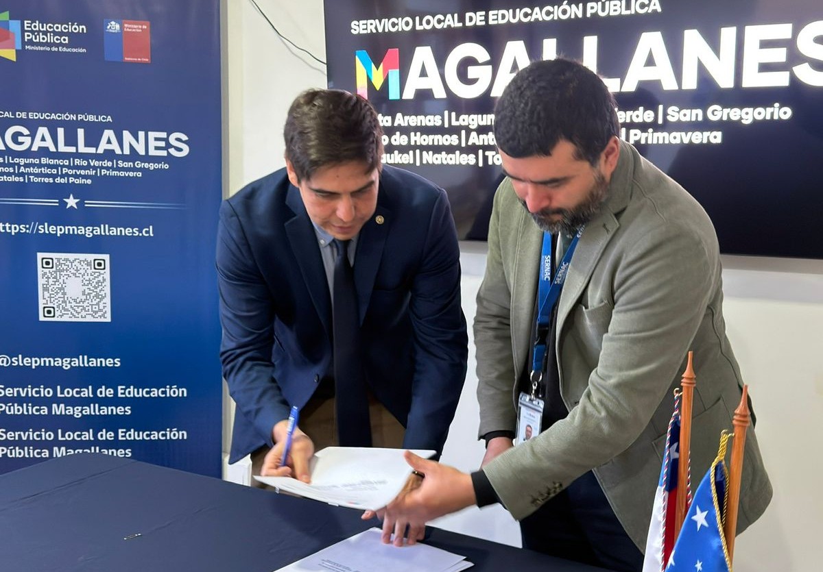 SERNAC Magallanes y SLEP firman convenio para fomentar educación e información a los estudiantes y docentes.