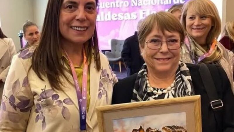 Alcaldesa de Torres del Paine participó en encuentro en Santiago con la ex Presidenta Michelle Bachelet.