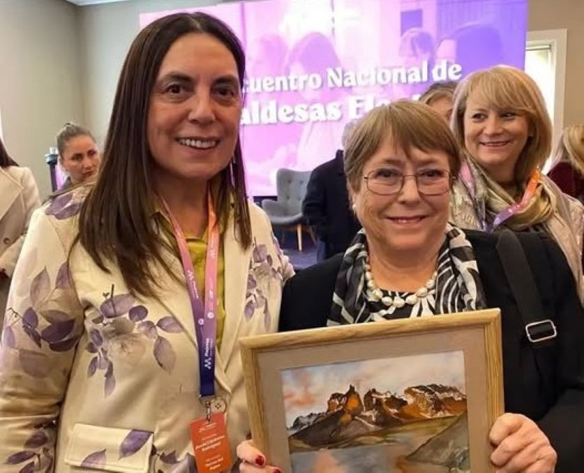 Alcaldesa de Torres del Paine participó en encuentro en Santiago con la ex Presidenta Michelle Bachelet.