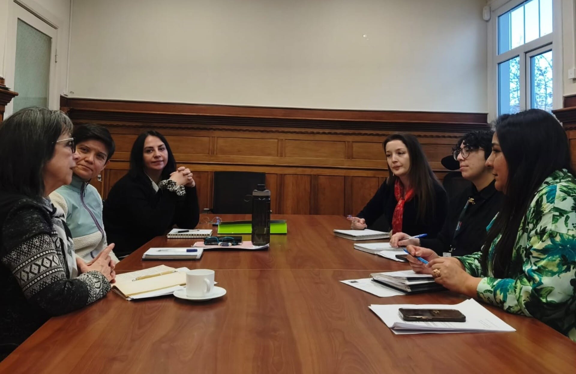 Delegada Provincial de Tierra del Fuego y Directora de SERNAMEG abordan funcionamiento del Centro de las Mujeres de Porvenir.