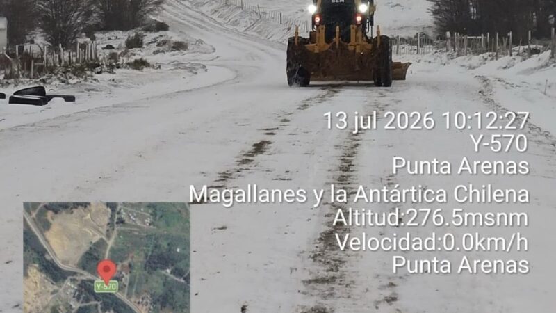 Equipos de Vialidad del MOP desplegados en Ruta al Andino en noroeste de Punta Arenas.