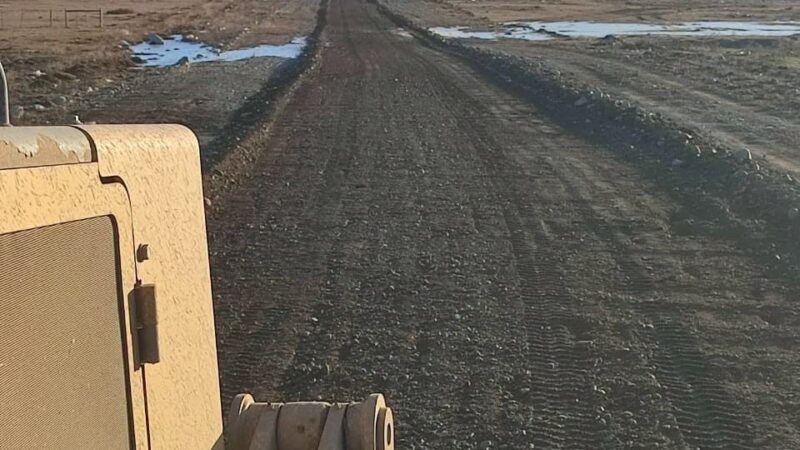 Municipalidad de Porvenir realiza trabajos de mantenimiento de caminos periurbanos de la comuna.