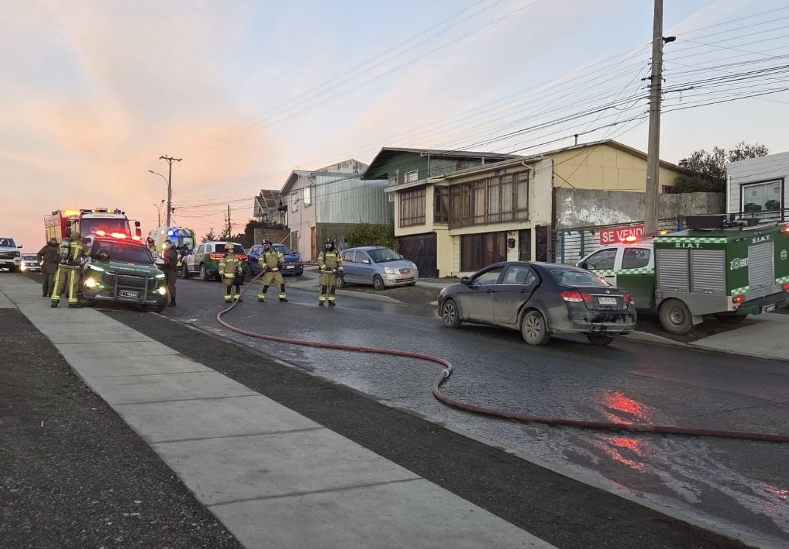 Conductor resulta gravemente herido tras explosión de gas al interior de un vehículo en Punta Arenas