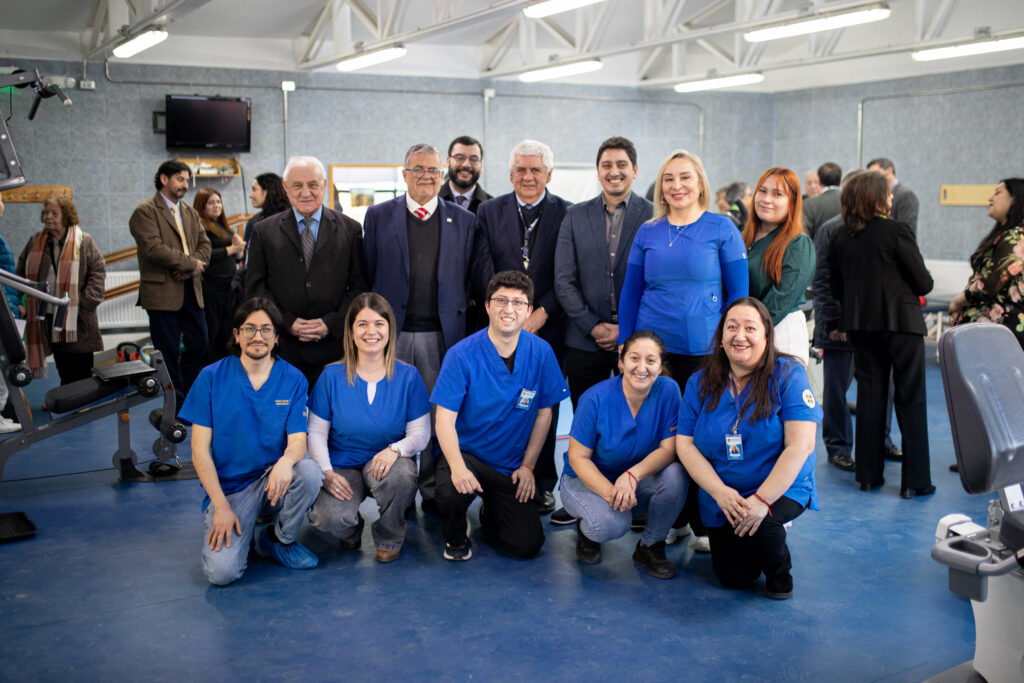 Subsecretario de Redes Asistenciales Julio Montt y director nacional de FONASA visitaron los Centros de Rehabilitación Club de Leones Cruz del Sur de Puerto Natales y Punta Arenas.