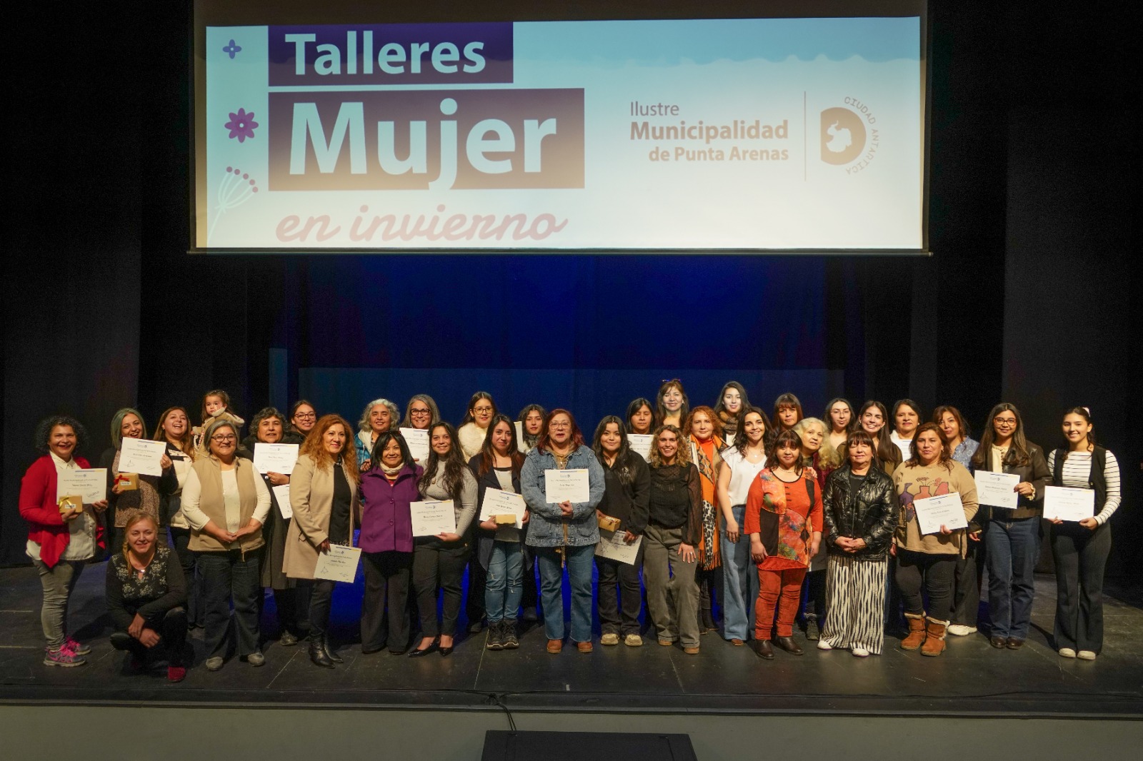Municipio cierra exitosamente talleres de invierno dirigidos a mujeres.