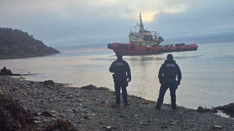 Autoridad Marítima monitorea embarcación varada en sector Barranco Amarillo del Estrecho de Magallanes.