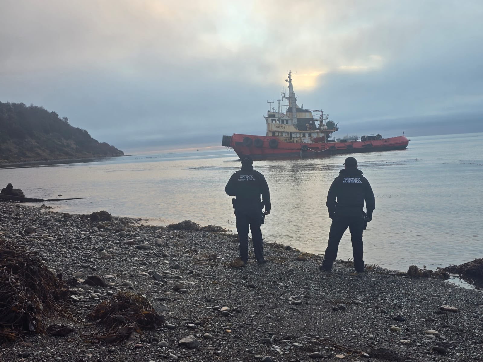 Autoridad Marítima monitorea embarcación varada en sector Barranco Amarillo del Estrecho de Magallanes.