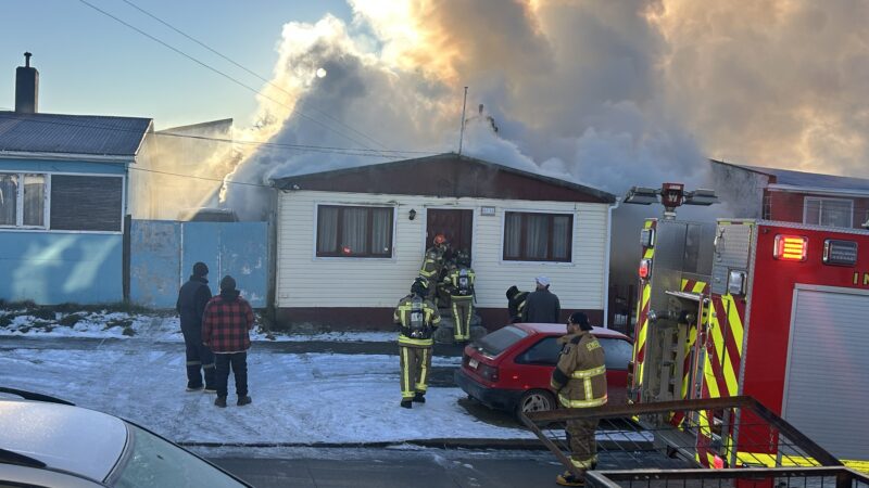 Incendio destruye vivienda en Punta Arenas y deja una persona fallecida