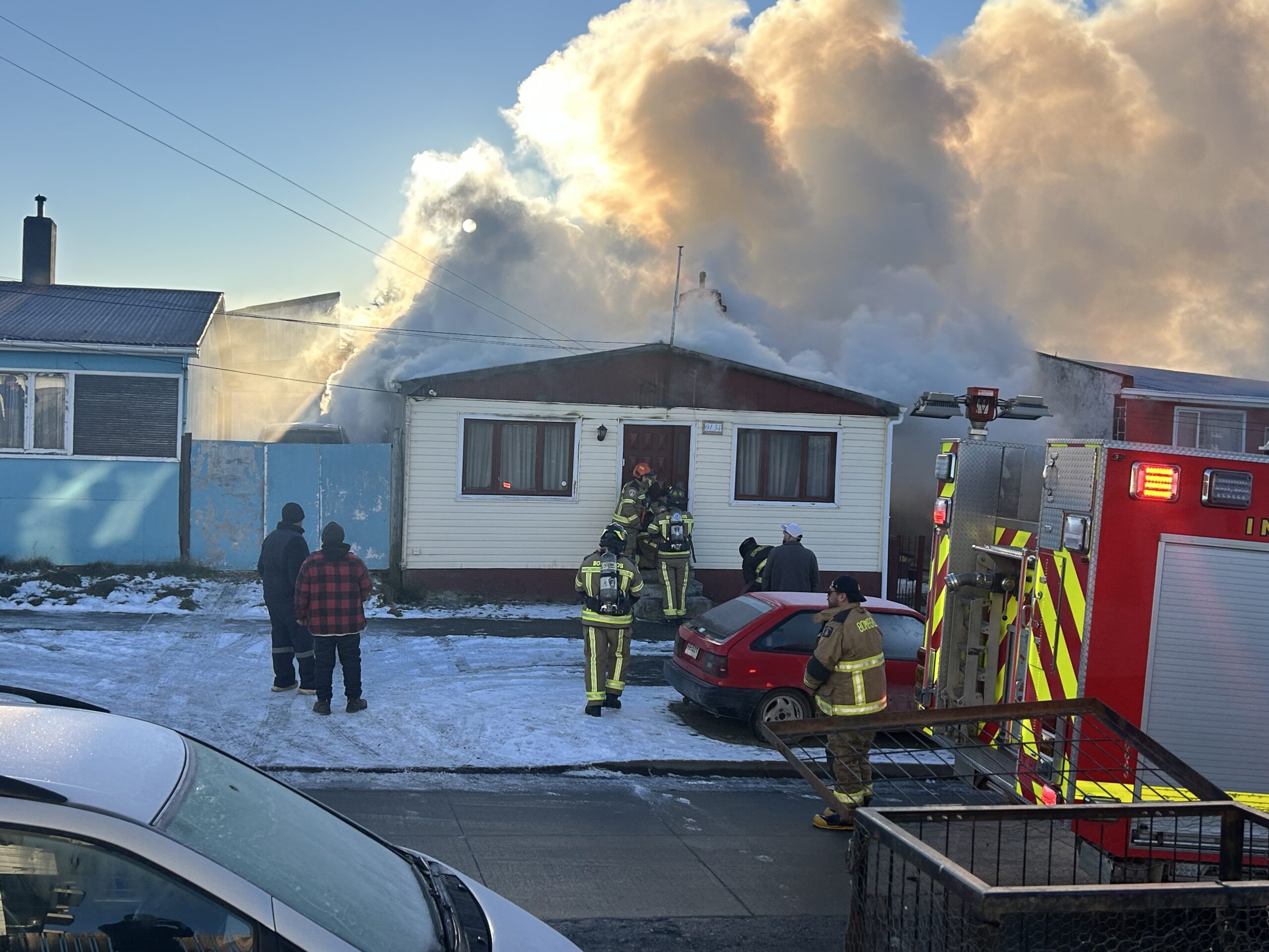 Incendio destruye vivienda en Punta Arenas y deja una persona fallecida