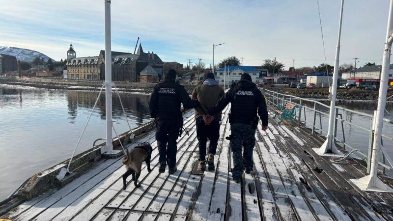 Autoridad Marítima detiene a tripulante con dos órdenes de detención pendientes durante fiscalización en el Golfo Almirante Montt.