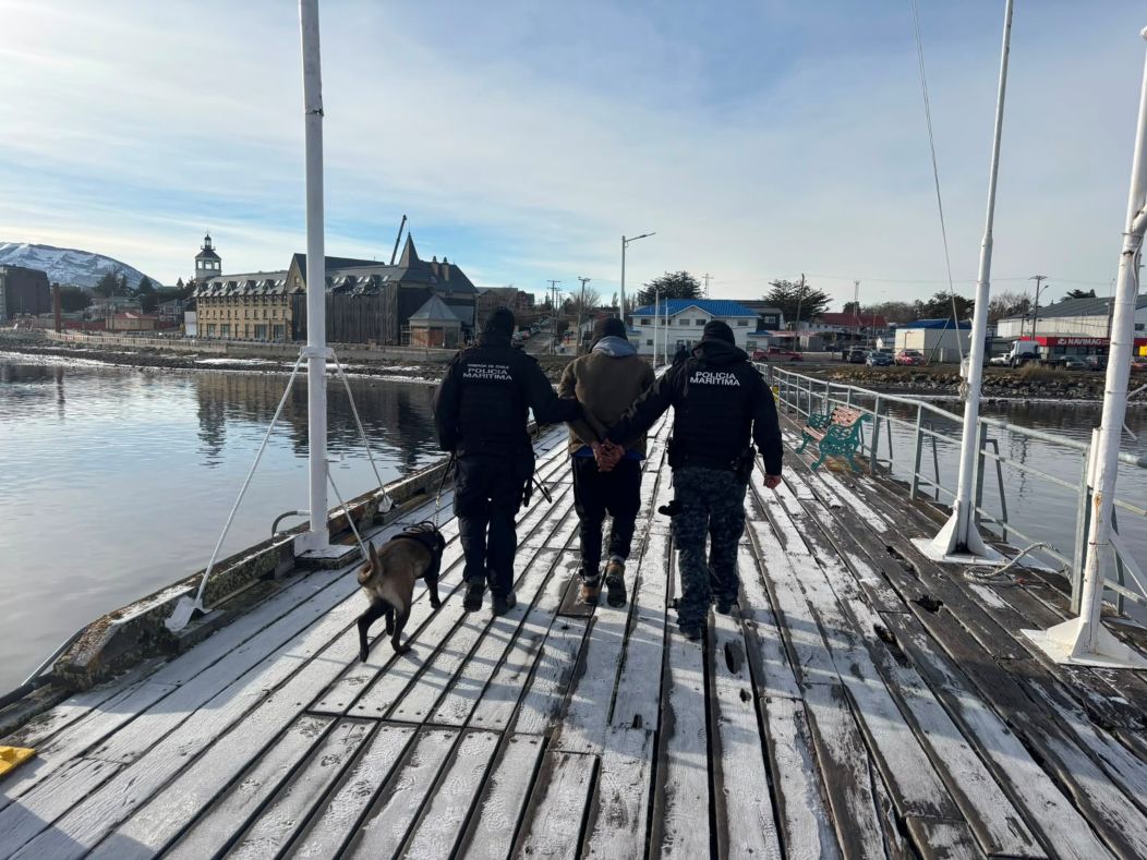 Autoridad Marítima detiene a tripulante con dos órdenes de detención pendientes durante fiscalización en el Golfo Almirante Montt.