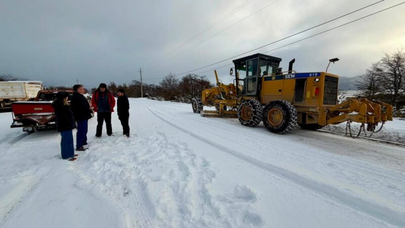 Delegado Rodolfo Moncada verifica estado de caminos en medio de primera gran nevada del año en Puerto Williams.