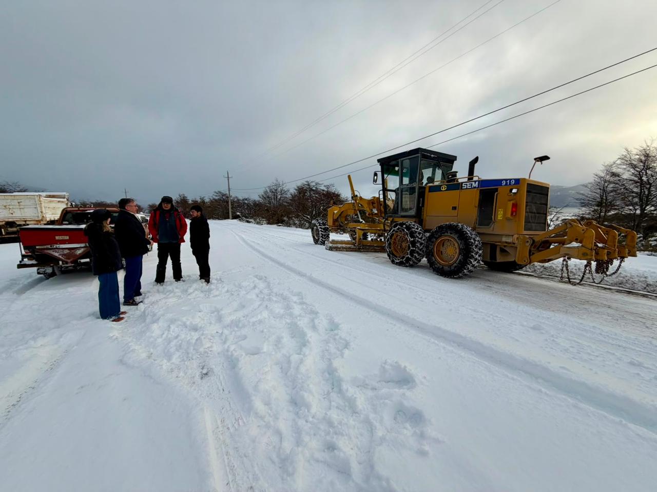 Delegado Rodolfo Moncada verifica estado de caminos en medio de primera gran nevada del año en Puerto Williams.