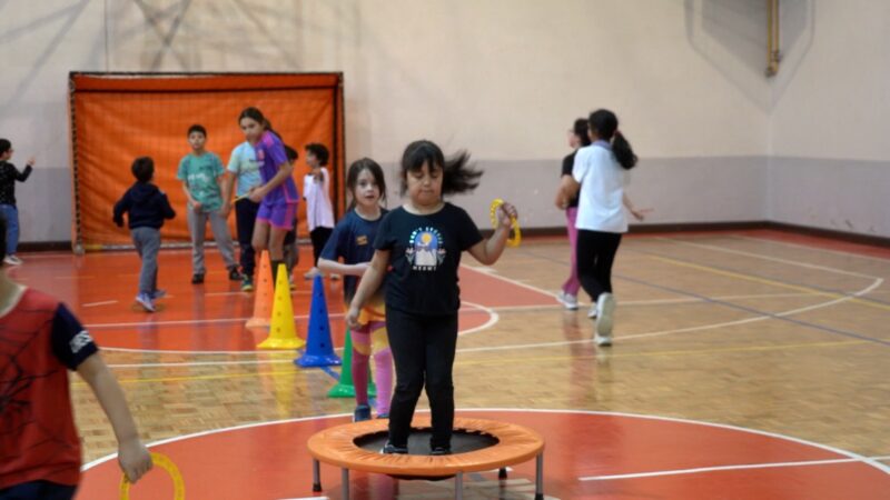 Cientos de niños y adolescentes participan de talleres municipales de invierno en Punta Arenas.