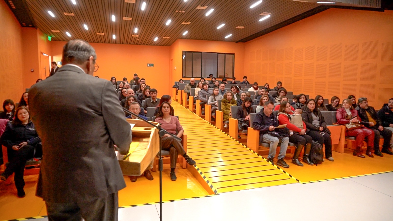 Municipio de Punta Arenas premió a ganadoras de concurso literario.
