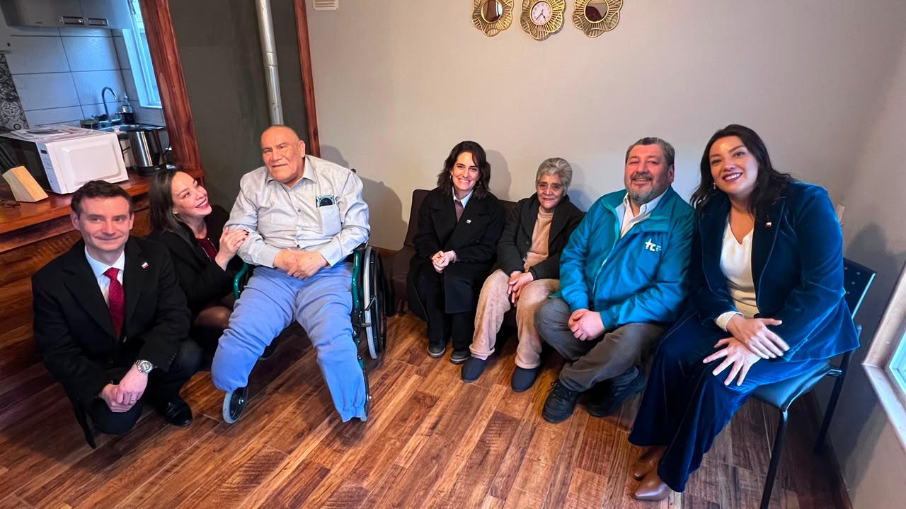 Ministra de Desarrollo Social y Familia María Jesús Wulf conoció a primeros beneficiarios del programa Vivienda Primero en Punta Arenas.
