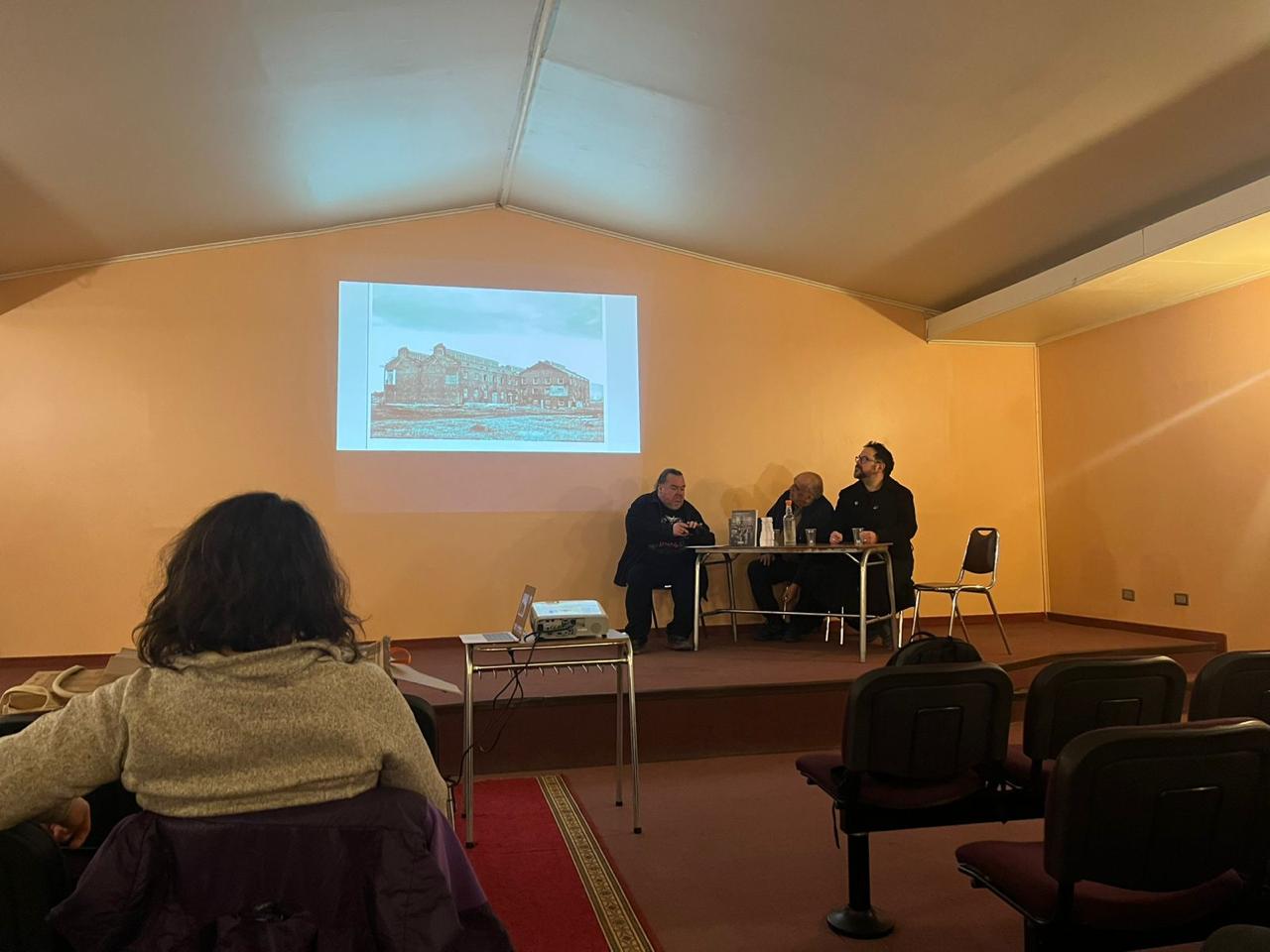 Lanzamiento del libro “Trabajo en la Patagonia y en Tierra del Fuego” en Puerto Natales | Juan Salvador Miranda