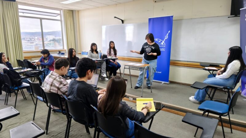 Niñas, niños y jóvenes puntarenenses se reúnen en vacaciones para estudiar.
