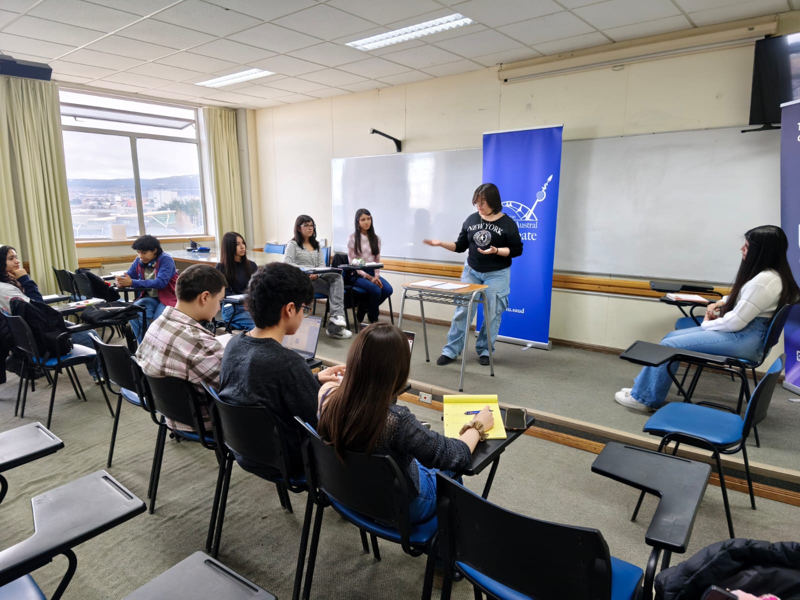 Niñas, niños y jóvenes puntarenenses se reúnen en vacaciones para estudiar.