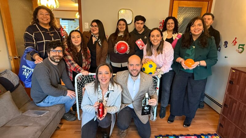 Niños, niñas y adolescentes del programa Familias de Acogida recibieron elementos para promover actividad física.