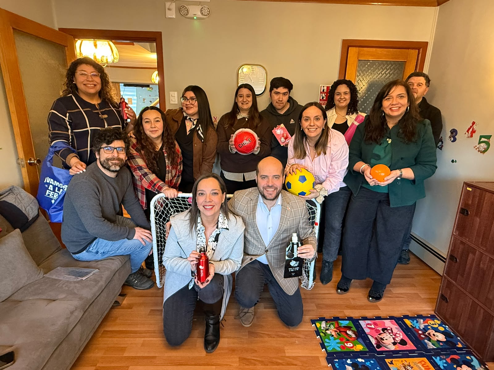 Niños, niñas y adolescentes del programa Familias de Acogida recibieron elementos para promover actividad física.