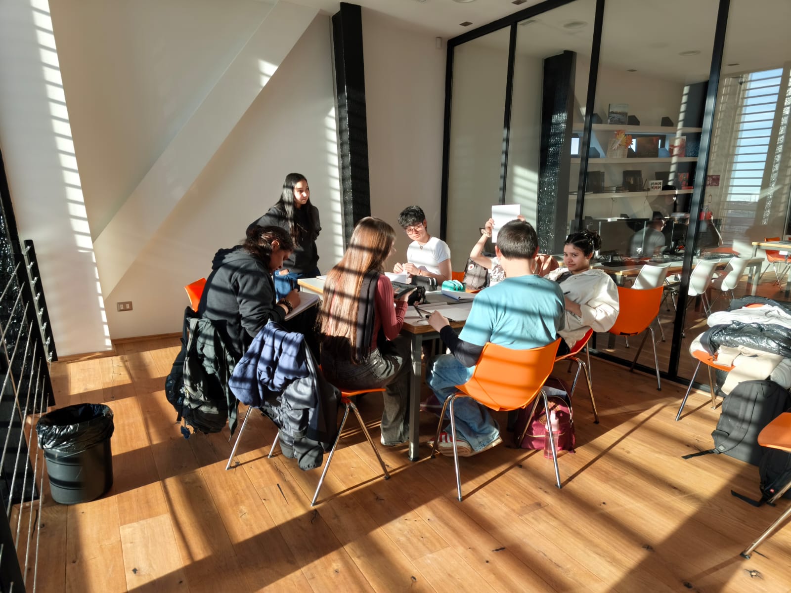 Jóvenes de Punta Arenas se capacitan como jueces para torneo de debate.