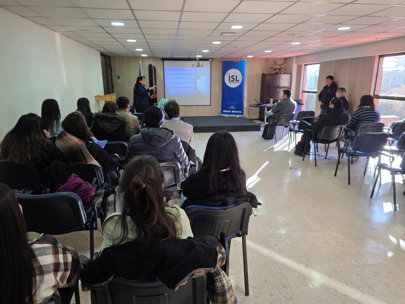Trabajadores a honorarios conocieron beneficios y cobertura del Seguro de Accidentes Laborales en capacitación del ISL.