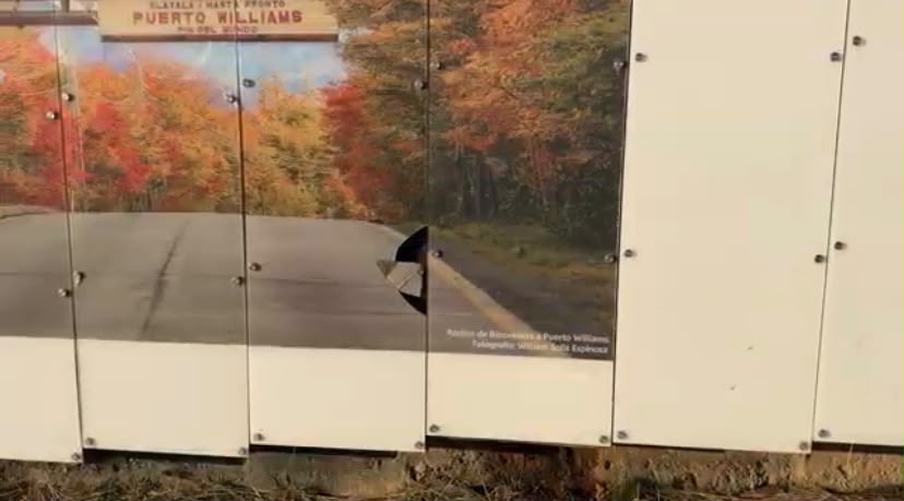 Indignación en Puerto Williams por vandalización del muro de acceso a la ciudad.
