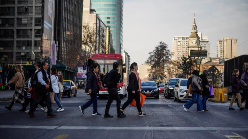 Evaluación negativa de la situación económica personal y familiar (56%) alcanza su nivel más alto desde marzo del 2014, según CADEM.