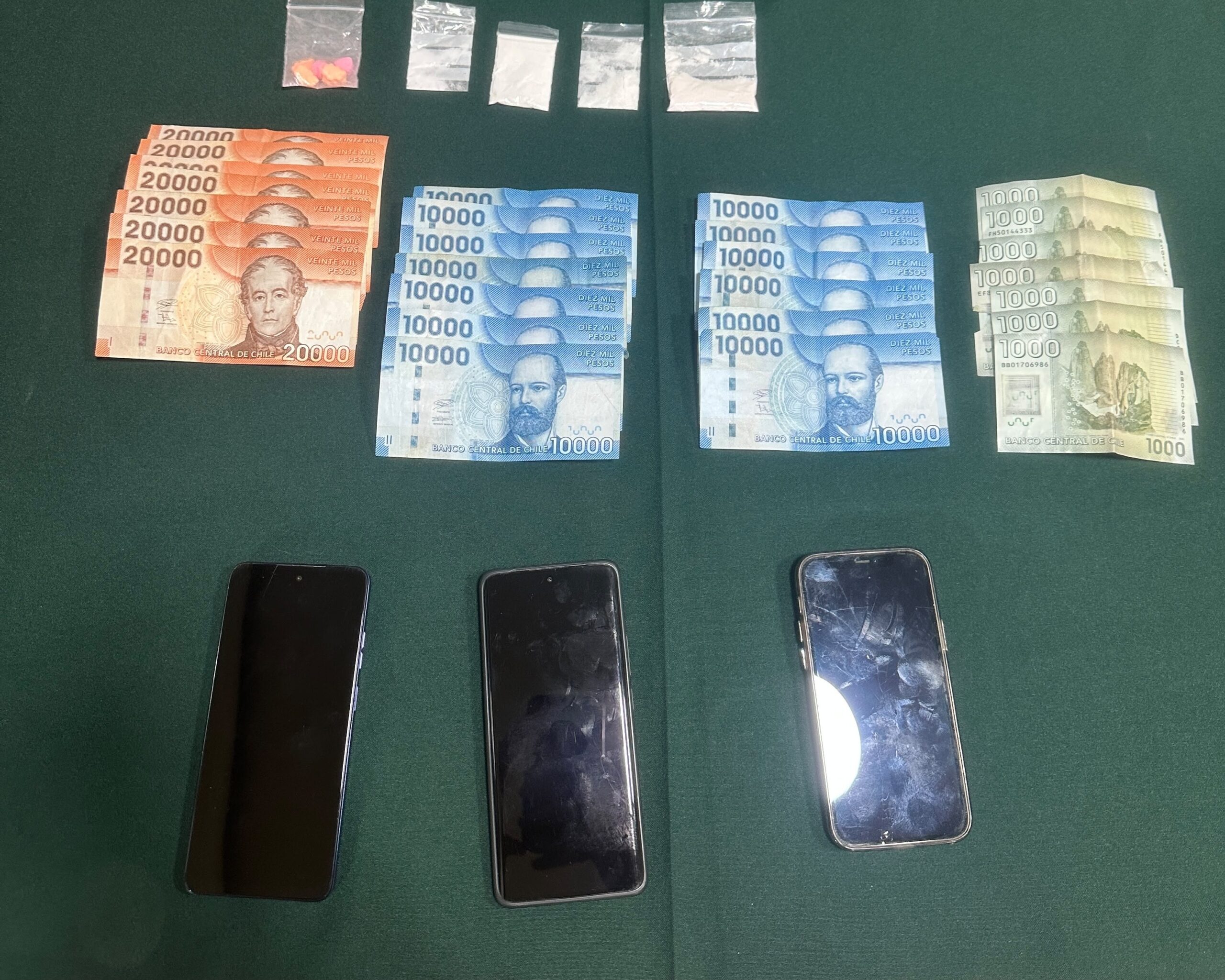 Conductor con orden vigente es detenido con licencia falsa y drogas en Punta Arenas