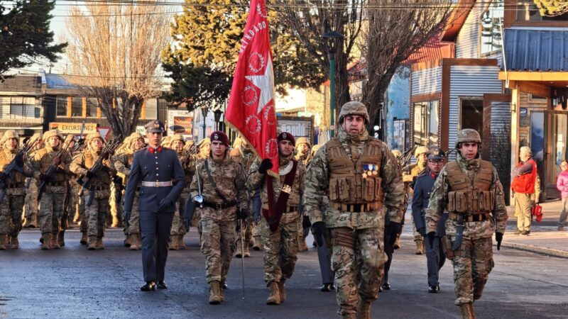 En Puerto Natales se realizó desfile militar y tradicional ceremonia de juramento a la Bandera.