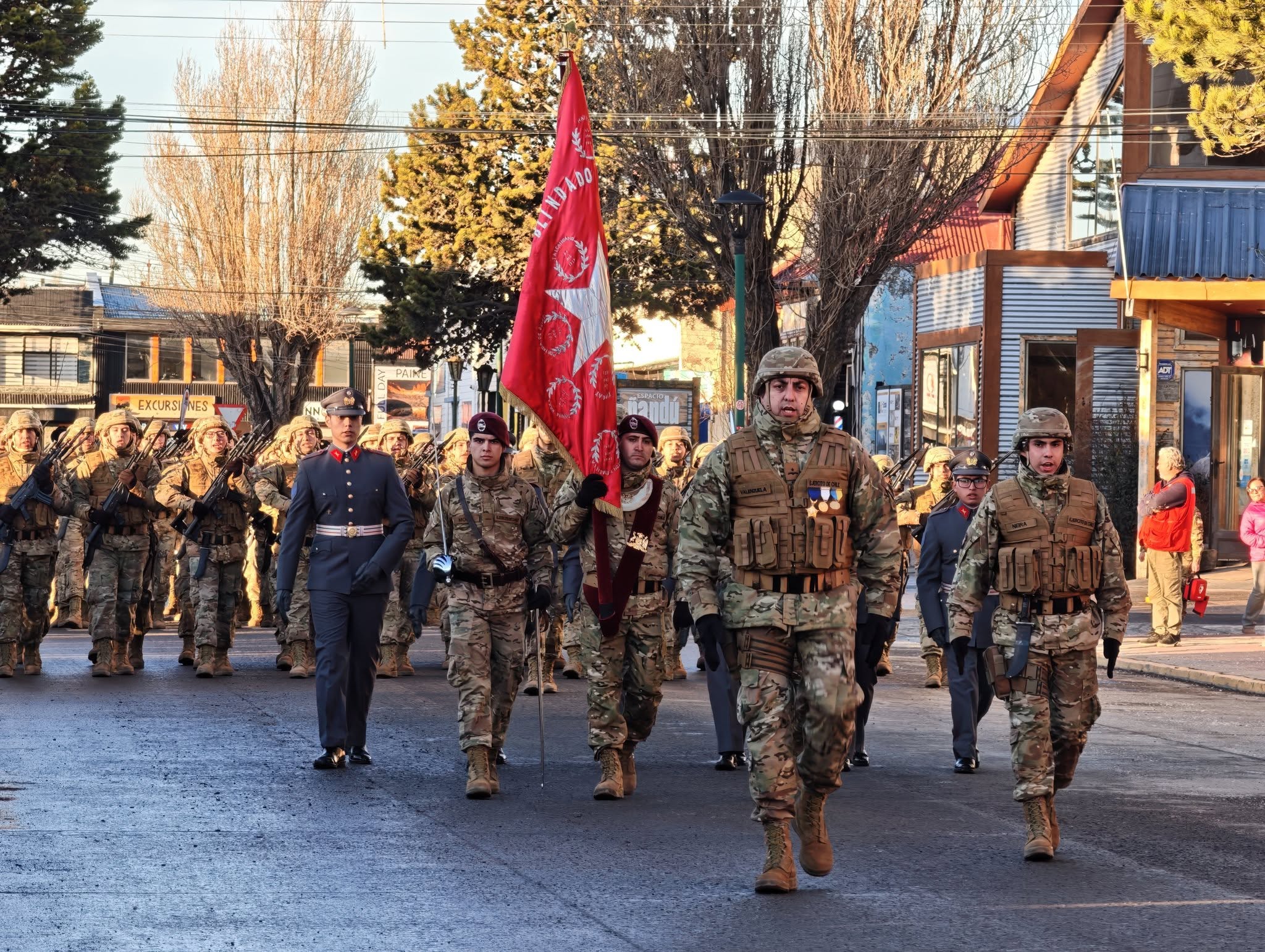 En Puerto Natales se realizó desfile militar y tradicional ceremonia de juramento a la Bandera.