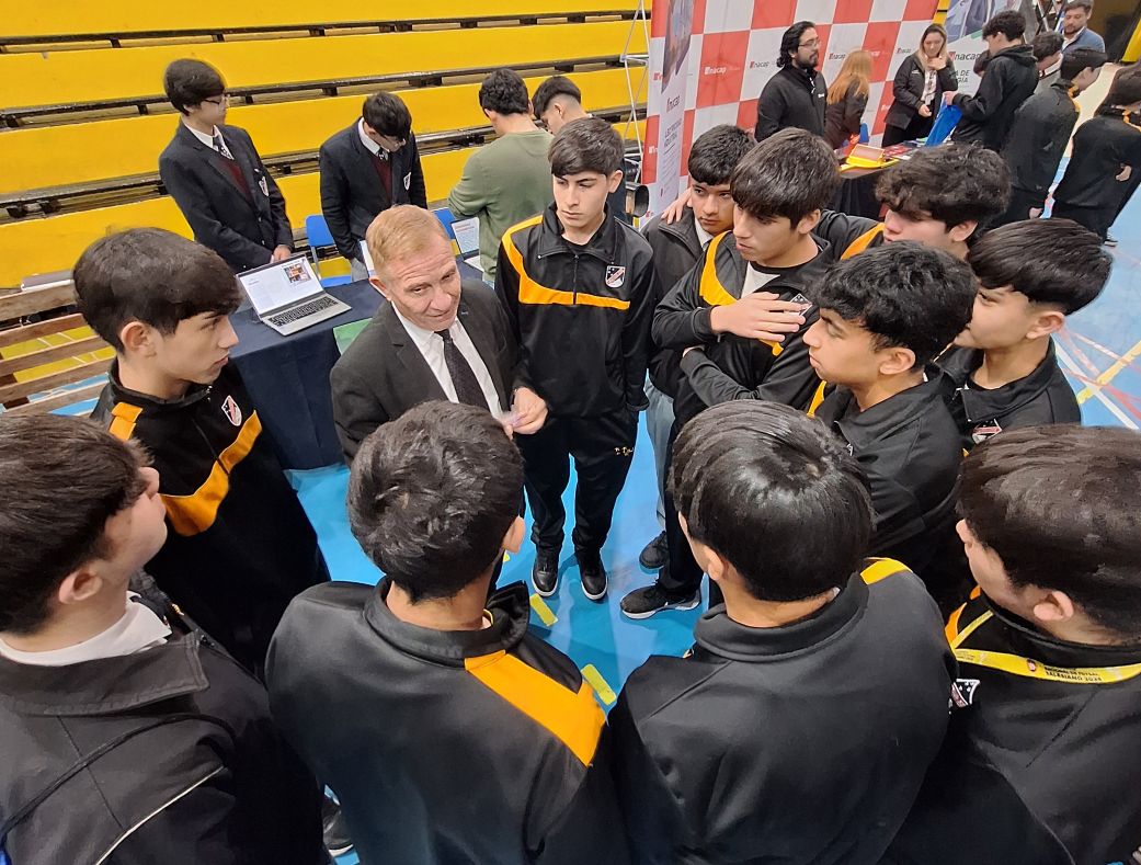 Seremi de Educación de Magallanes proyecta el segundo semestre con los estudiantes en el centro.