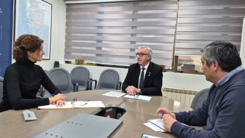 SEREMI de Obras Públicas y Asociación de Salmonicultores abordan trabajos futuros en Aeródromo de Puerto Natales.