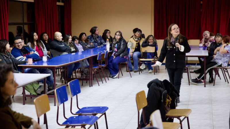 Jueza del Tribunal de Juicio Oral en lo Penal de Punta Arenas dictó charla a docentes de la Escuela República Argentina.