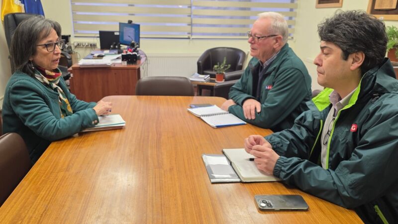 Reunión de trabajo de la Delegada Provincial de Tierra del Fuego y el Director del SAG abordó problemas de gestión agrícola.