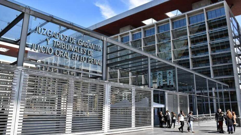 Tribunales condenan a ex director de Inteligencia del Ejército y a ex ministro de la Corte de Apelaciones por interceptaciones telefónicas ilegales.
