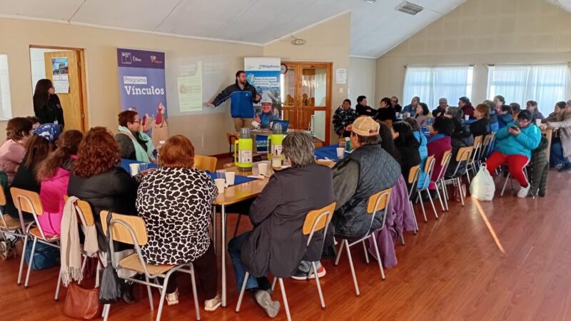 Participantes del Programa Vínculos se capacitaron sobre la prevención de daños en sus viviendas durante el invierno y el valor del reciclaje en Porvenir.