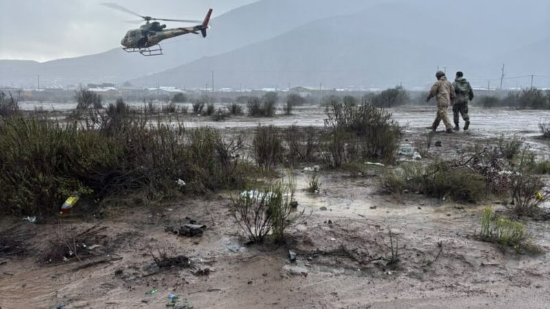 Operaciones aéreas y terrestres del Ejército permiten rescatar a personas aisladas en Coquimbo.
