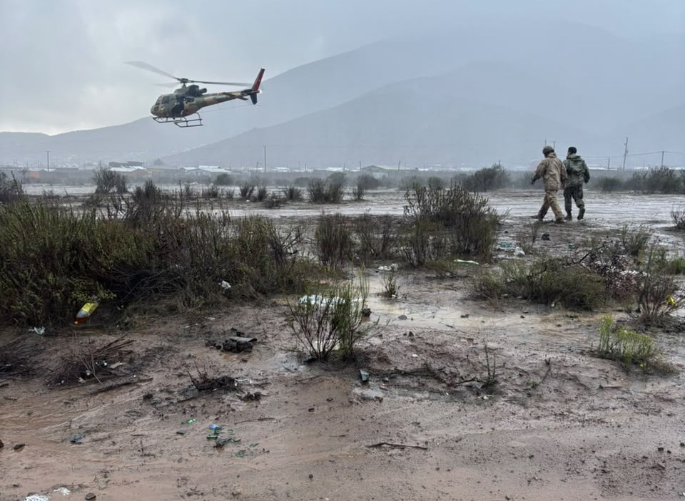 Operaciones aéreas y terrestres del Ejército permiten rescatar a personas aisladas en Coquimbo.