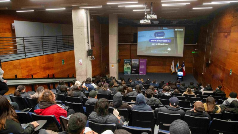DEDECON presenta Aula Virtual de Educación Tributaria a estudiantes universitarios.