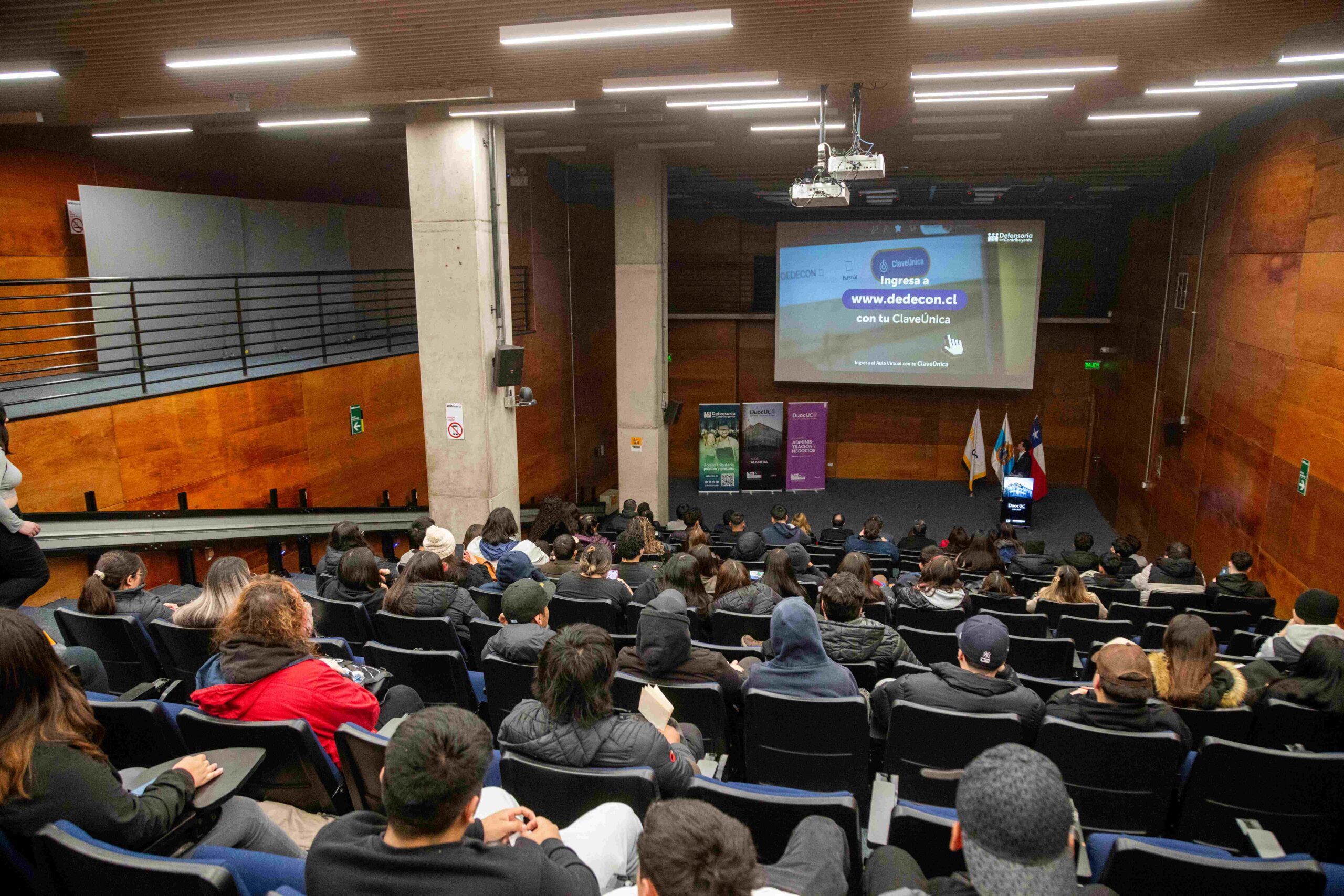 DEDECON presenta Aula Virtual de Educación Tributaria a estudiantes universitarios.