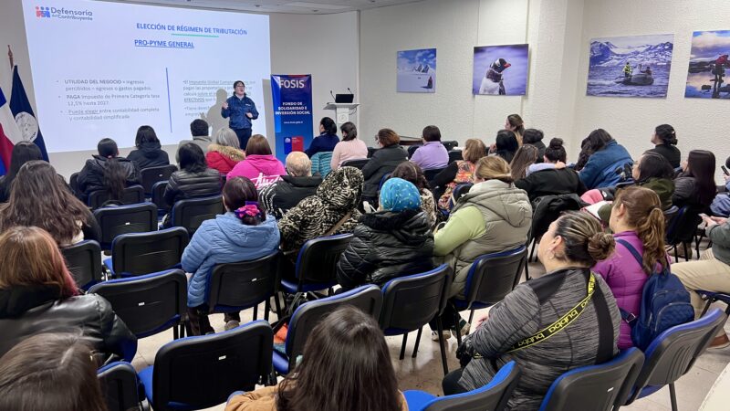 FOSIS y Defensoría del Contribuyente capacitan en temas tributarios a emprendedores de Punta Arenas.