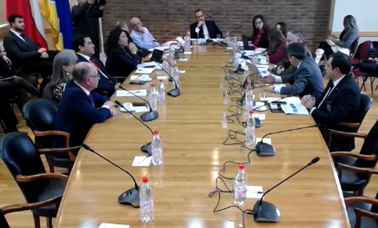 Comisión de Seguridad del Senado sesiona en Punta Arenas para enfrentar el crimen organizado y potenciar la formación policial en Magallanes.