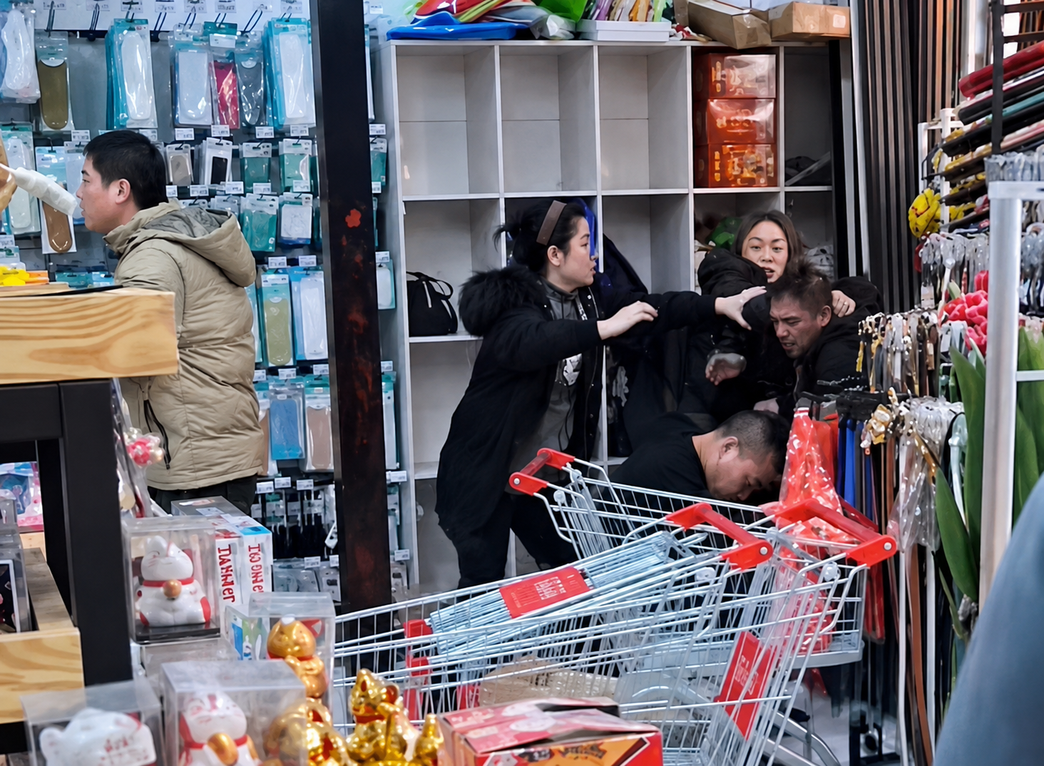 Intento de robo en céntrico local comercial terminó con cuatro personas detenidas