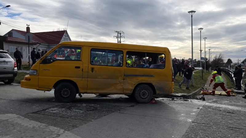 Volcamiento de furgón escolar deja a siete niños lesionados en el sector sur de Punta Arenas