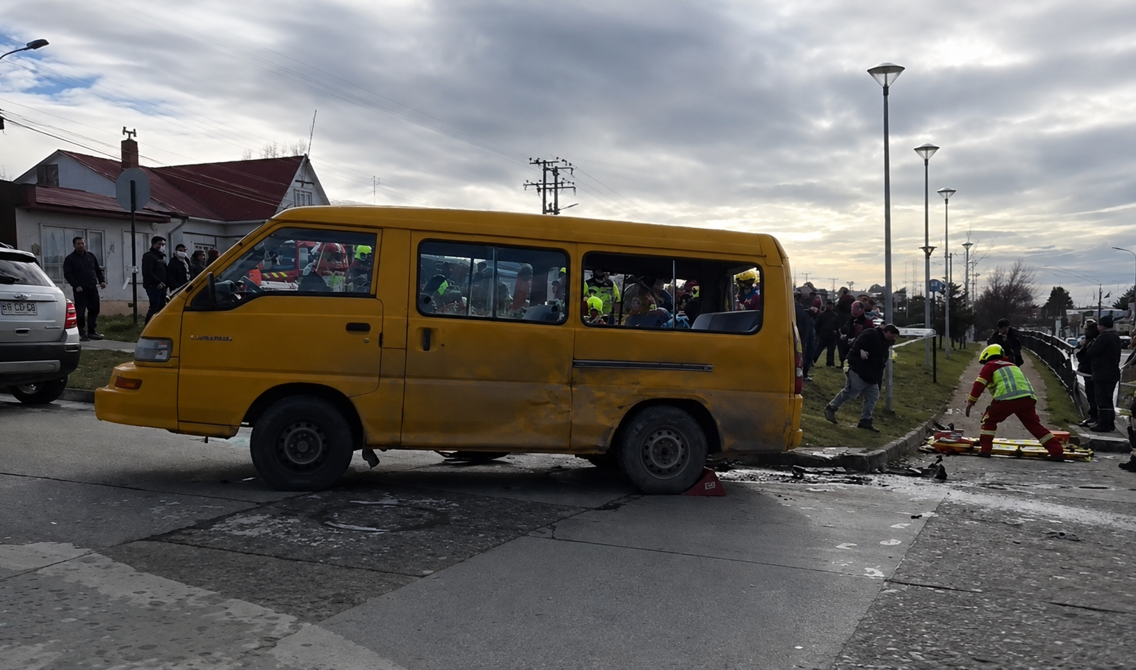 Volcamiento de furgón escolar deja a siete niños lesionados en el sector sur de Punta Arenas