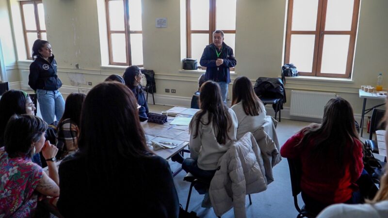 Jóvenes avanzaron en el diseño de iniciativas ambientales con apoyo municipal en Punta Arenas.